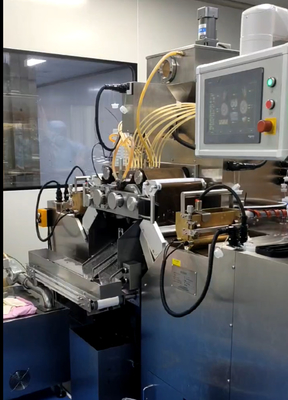 Servo contrôle Machine de fabrication de capsules à gel doux Vitesse de roulement de 1 à 7 tr / min et précision de remplissage ≤ ± 2%