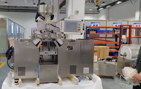 5Capsules de 5 kW produites par une machine à capsules douces à contrôle servo avec une taille de rouleau de 150 x 250 mm