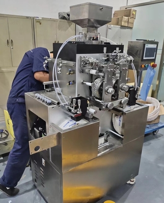 Les fabricants de machines d'encapsulation de gel doux à rouleaux de précision de 1,5 ml avec une taille de rouleau à matrices de 150x50 mm